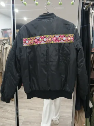 Bomber negra con cremalleras doradas