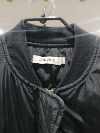 Bomber negra con cremalleras doradas