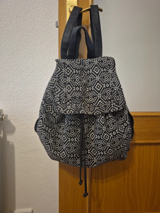 Mochila estilo étnico negra y blanca