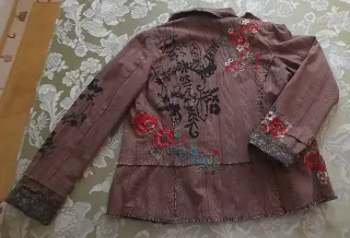 Chaqueta blazer marrón con bordados