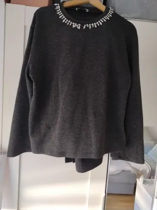 Conjunto gris con pedrería
