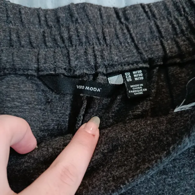 Pantalones grises tobilleros de goma Talla M