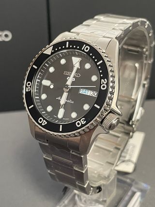 Reloj Seiko 5 Sport “Black Midi” 38mm SRPK29K1