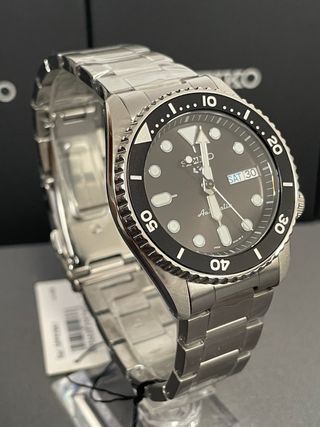 Reloj Seiko 5 Sport “Black Midi” 38mm SRPK29K1