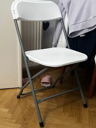 Sillas plegables blancas nuevas cada una 10 euros 