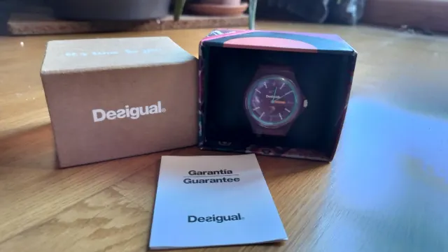 Reloj Desigual Multicolor y Rojo