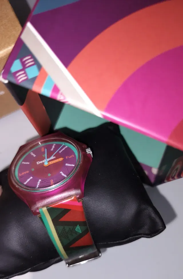 Reloj Desigual Multicolor y Rojo