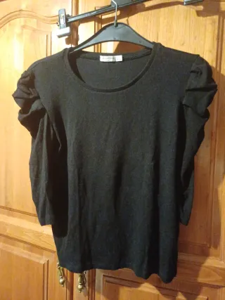 Camiseta negra con mangas abullonadas