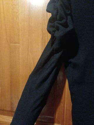 Camiseta negra con mangas abullonadas