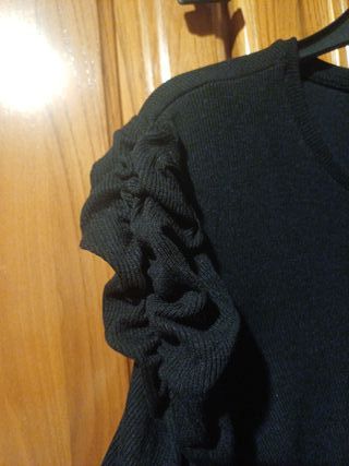 Camiseta negra con mangas abullonadas
