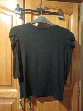 Camiseta negra con mangas abullonadas