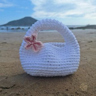 Bolso blanco tejido con flor rosa