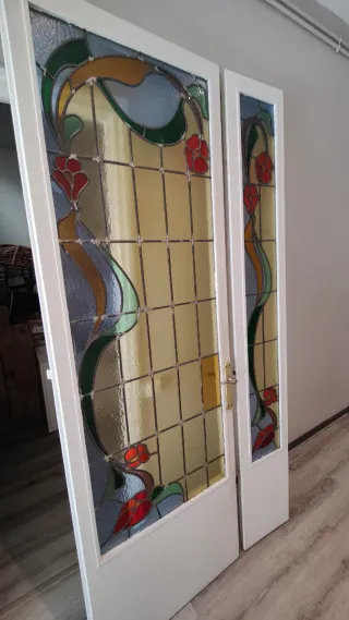Puerta con vidriera