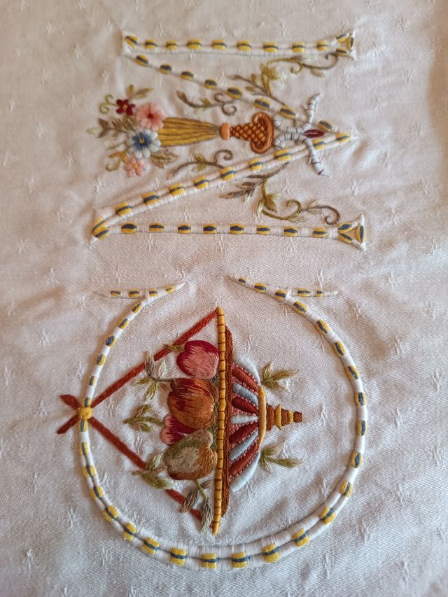 Mantel  muy antiguo hilo adamascado