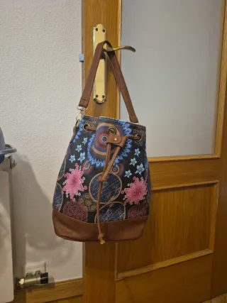 Bolso bombonera marrón y flores