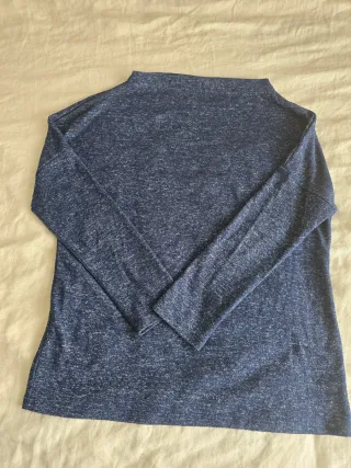 Camiseta azul de manga larga. En perfecto estado.