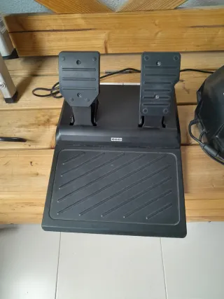 Volante Xbox One Hori con Pedales