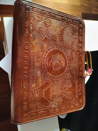 Portadocumentos Vintage Cuero Grabado Colombiano 