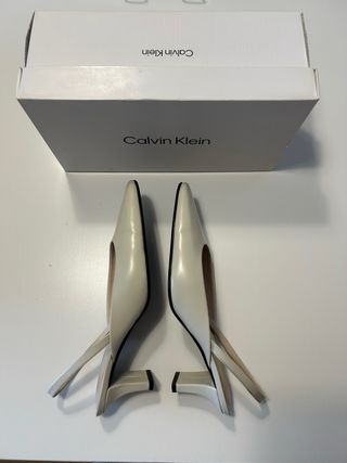 Tacones Calvin Klein destalonados 