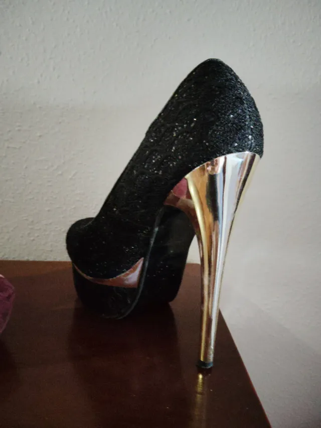 Zapato tacón antelina negro y dorado