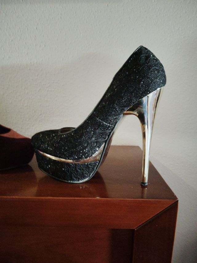 Zapato tacón antelina negro y dorado