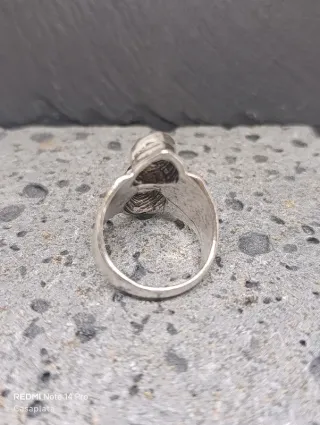 Anillo cinco circonitas rojas. Acero A15