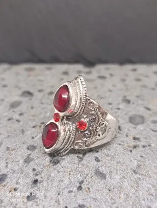 Anillo cinco circonitas rojas. Acero A15
