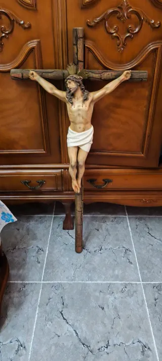 Crucifijo de pared 
Medidas ; 89 cm y 46'5 cm