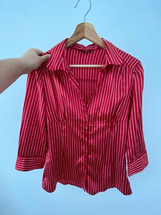 Blusa Stradivarius roja con rayas blancas