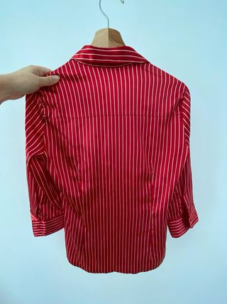 Blusa Stradivarius roja con rayas blancas