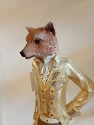 Statuetta cane in abito elegante