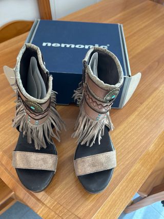 Sandalias Nemoníc con flecos y tachuelas