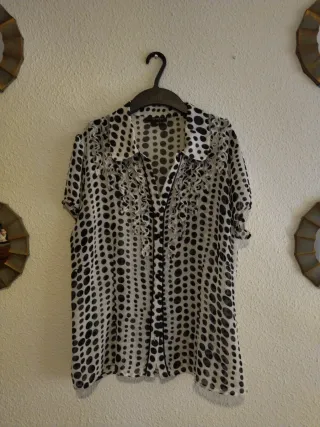 Blusa con lunares blancos y negros