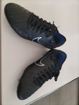 Botas de fútbol Nike Tiempo negras y azules