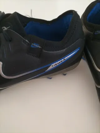 Botas de fútbol Nike Tiempo negras y azules
