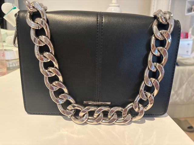 Borsa nera con catena argentata