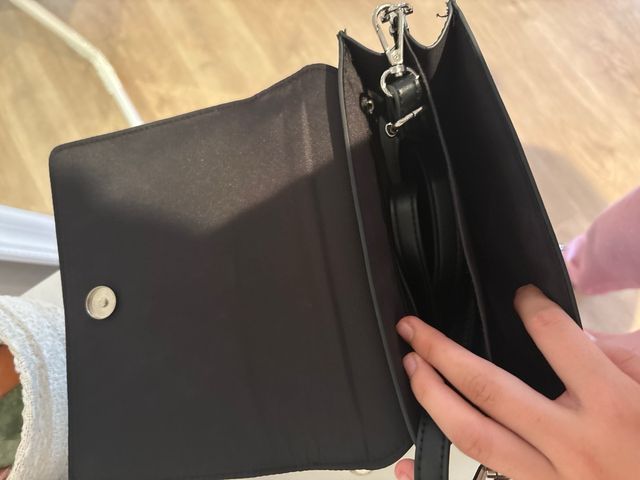 Borsa nera con catena argentata