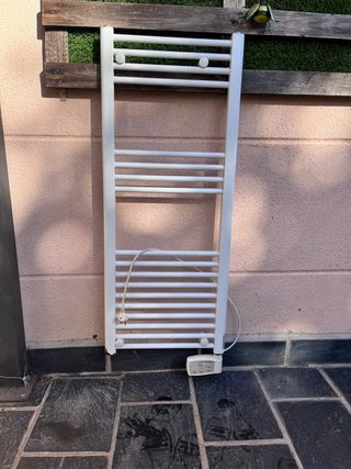 Toallero eléctrico blanco