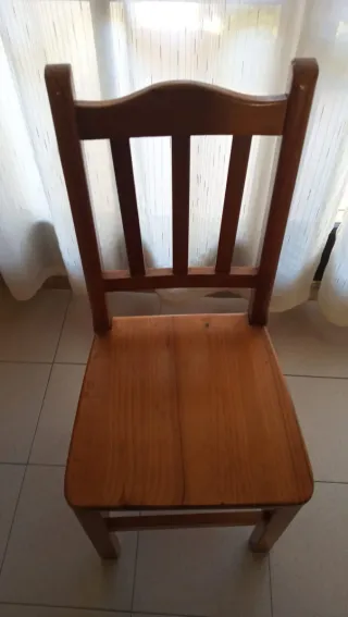 Mesa de madera maciza con cajón y seis sillas
