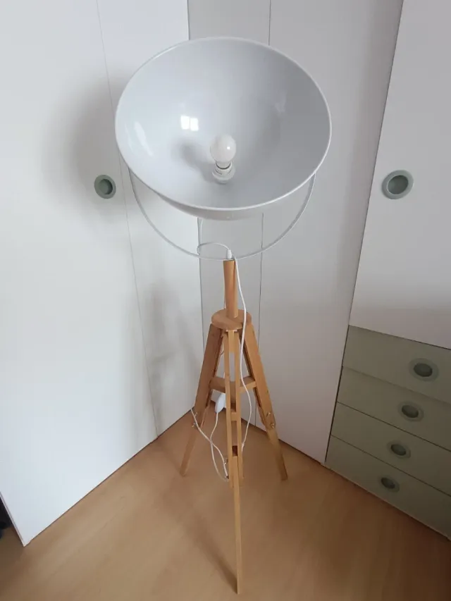 Lámpara de pie trípode de madera. Entrega  mano