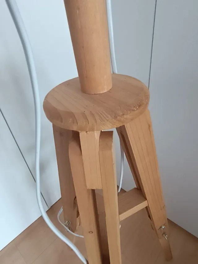 Lámpara de pie trípode de madera. Entrega  mano
