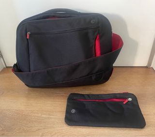 Maletín porta ordenador negro y rojo.