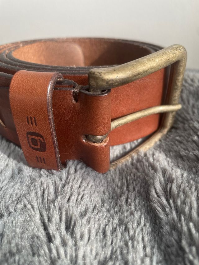 3 Cinturón de cuero con hebilla ancha