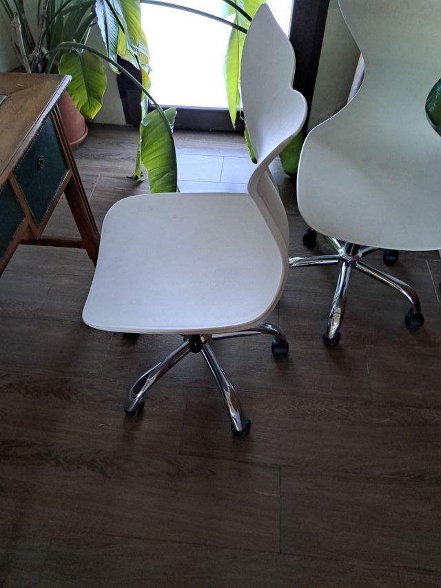 Sillas de escritorio blancas y plateadas