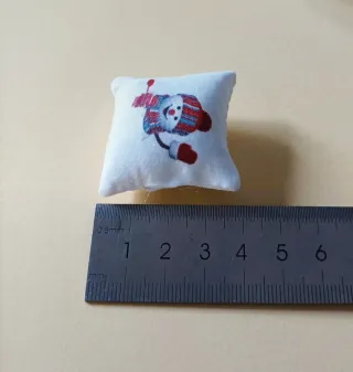 Cojín Navideño. Casa de muñecas escala 1:12