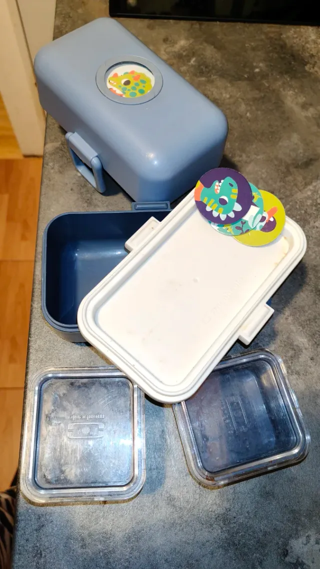 Fiambrera Monbento azul y blanca