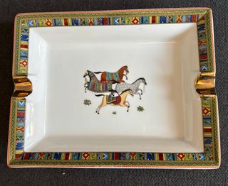 Gran cenicero decorado con caballos en porcelana
