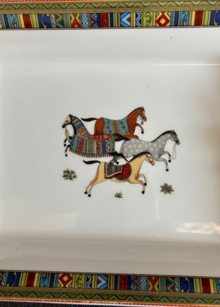 Gran cenicero decorado con caballos en porcelana