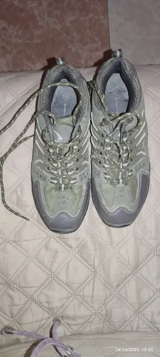 Zapatillas de montaña grises y verdes