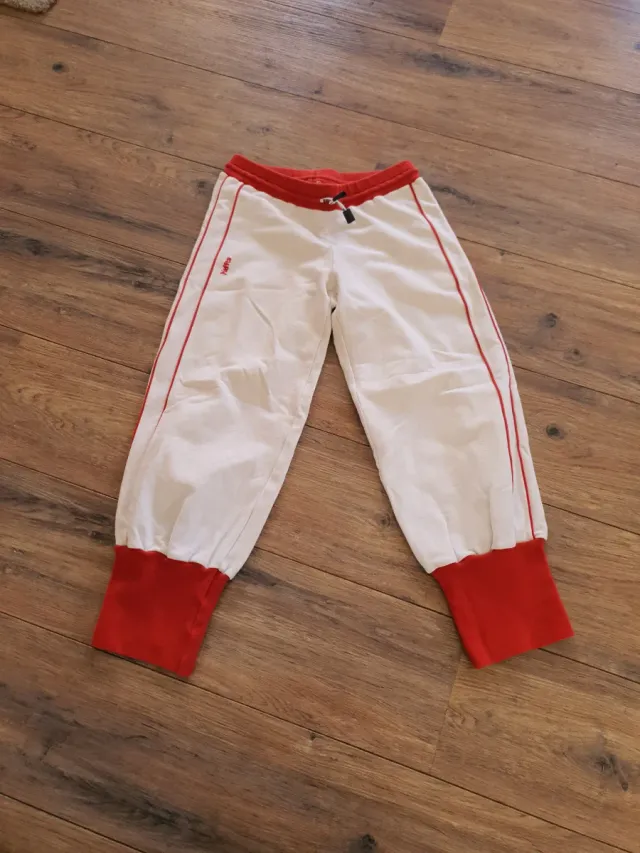 Pantalón deportivo blanco y rojo